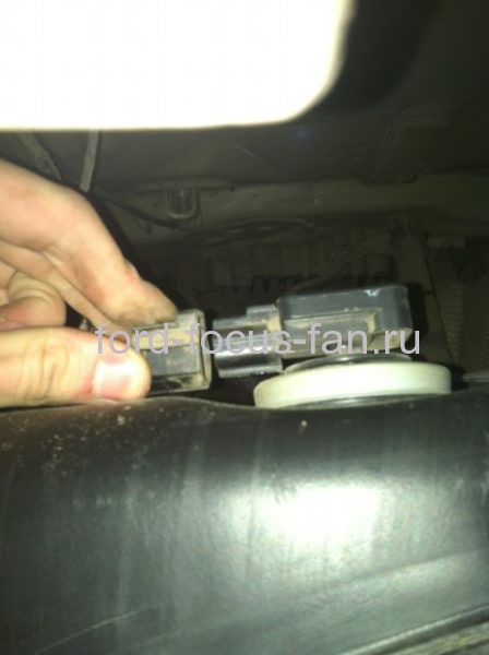 How- to remove- the petrol tank- Ford-Focus- 2