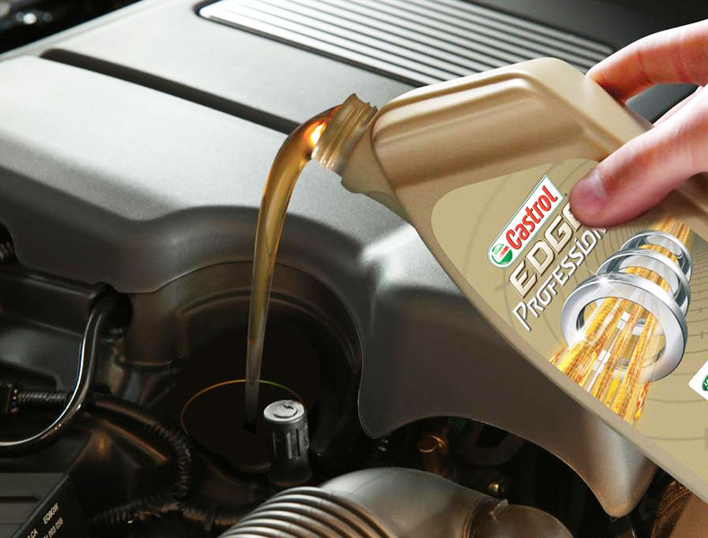 Доливка масла в автомобильный двигатель