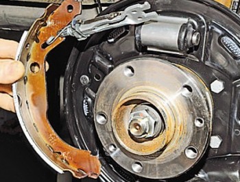 Рено Дастер — замена колодок тормозных механизмов передних колес — журнал За рулем замена тормозных колодок