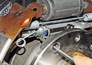 Замена задних тормозных колодок Renault Duster (4*4 и 2*4)